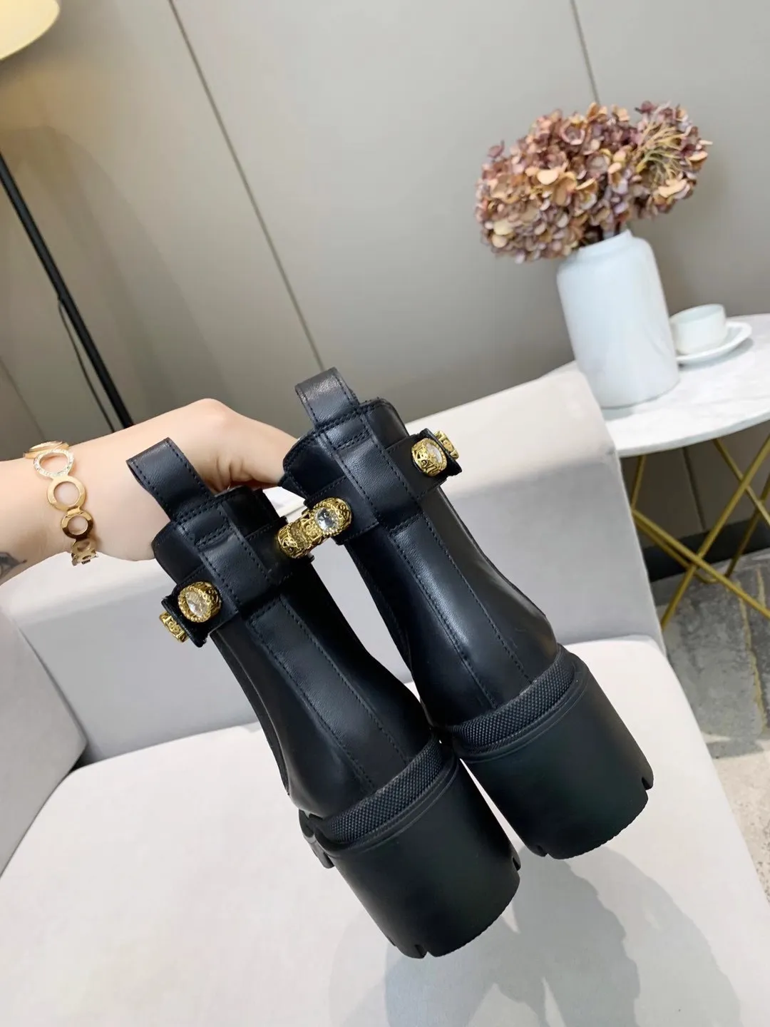 👟👟Ex-factory price 520👟👟 Cowhide new version of Gucci GUCCI hot sale✅ 6-inch ankle boots 🎉Separate edge bead layout and cowhide layout Very easy to match 👍Elastic trim on both sides makes it easy to put on and take off. It has removable brilliant crystal diamonds💎. The engraved trim wraps the crystal, which is particularly retro British style. The front is decorated with LOGO double G accessories. ✅ Heel height: 6cm Fabric: Imported cowhide 🐂 Inner lining/foot pads: upgraded cowhide 🐂 Color: black Code number: 34-40. 34 and 41 42 need to be customized Packaging: Comes with card and cloth bag.